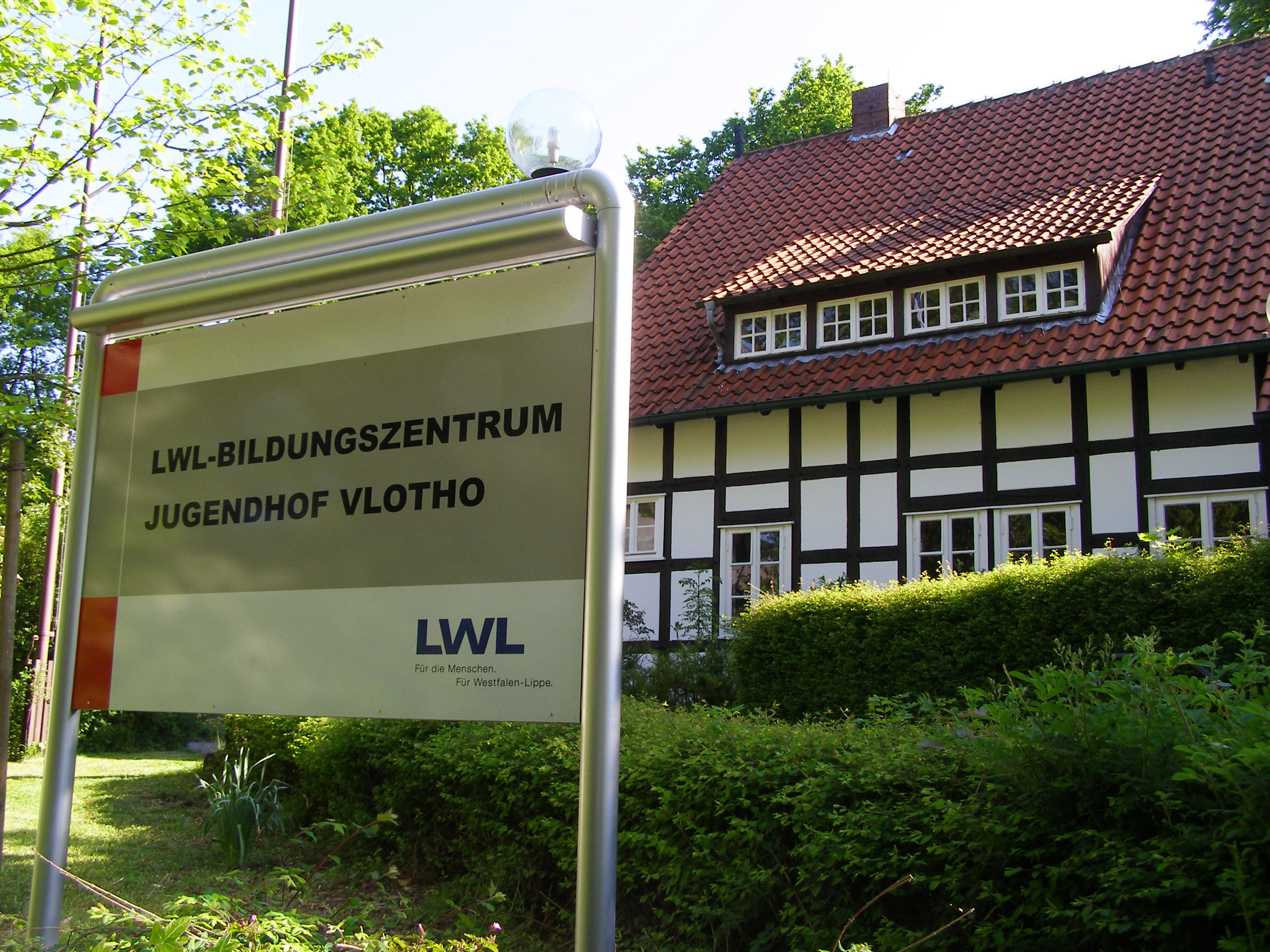 Foto mit Blick auf das Schild vor dem Jugendhofgelände