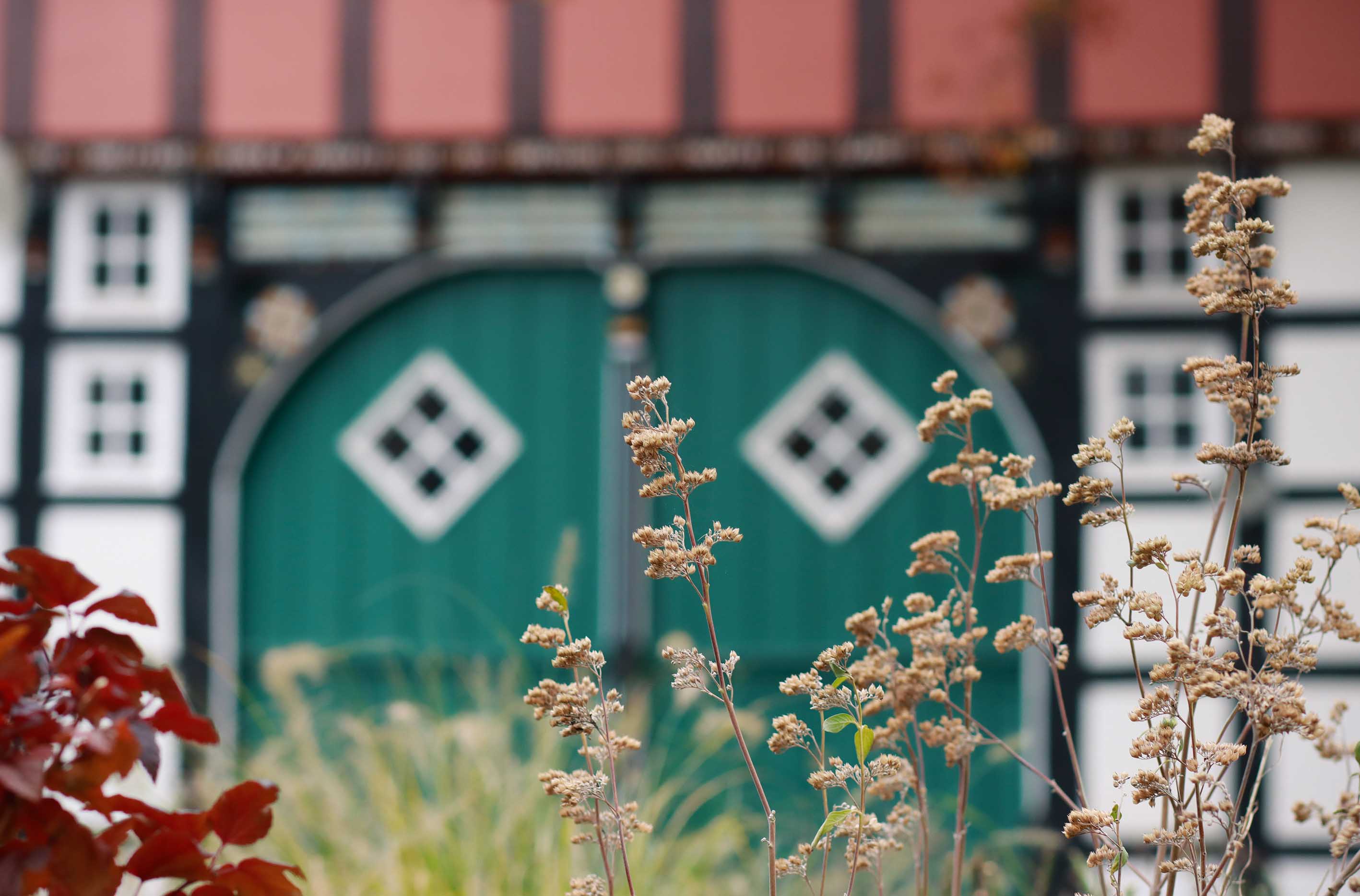Das Foto zeigt das große Fachwerkhaus des Jugendhofs, einen alten Sattelmeier-Hof.