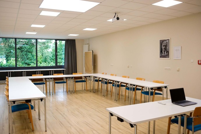 Das Foto zeigt einen Seminarraum.