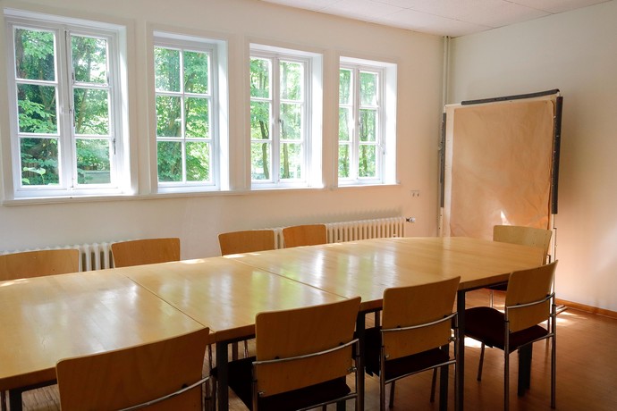 Das Foto zeigt einen Seminarraum.