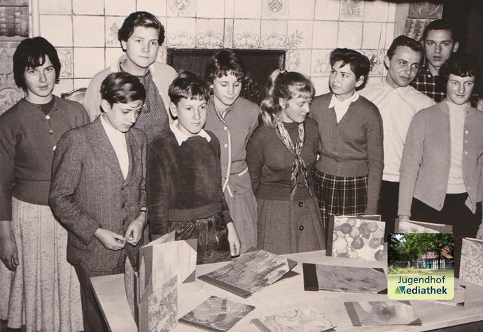 Schwarz-weiß Foto mit Jugendlichen im Kaminraum des Jugendhofs