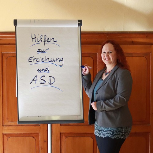 Stefanie Schneider bietet Fortbildungen für Fachkräfte der Bereiche HzE und ASD an.