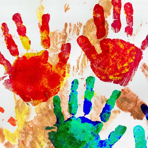 Bunte Collage aus Kinder-Handabdrücken
