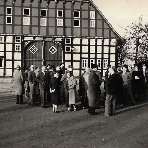 Das aus dem Jahr 1957 stammende Schwarz-Weiß-Foto zeigt eine Herren-Gruppe vor dem großen Fachwerhaus. Es trägt den Titel "Direktorenkonferenz".