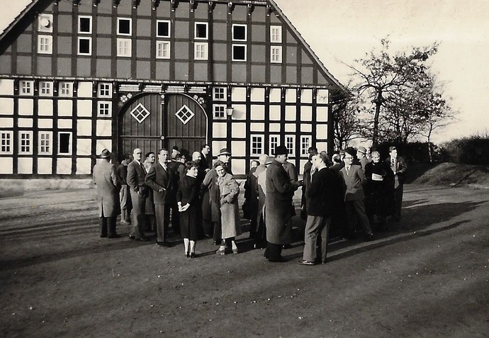 Das aus dem Jahr 1957 stammende Schwarz-Weiß-Foto zeigt eine Herren-Gruppe vor dem großen Fachwerhaus. Es trägt den Titel "Direktorenkonferenz".