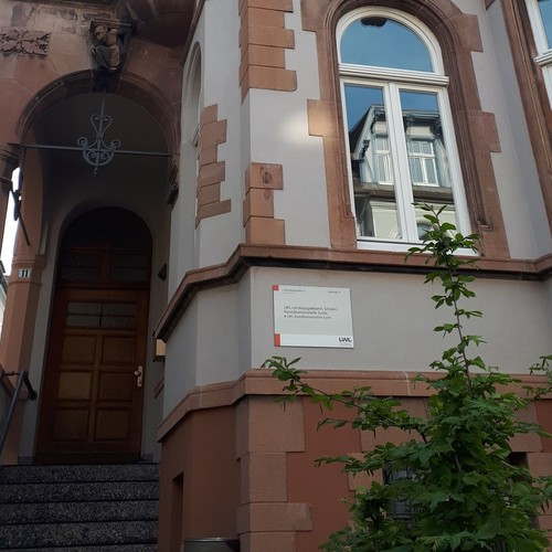 Das Foto zeigt den Eingang in das gründerzeitliche Gebäude, in dem die Koordinationsstelle Sucht ihren Sitz hat.
