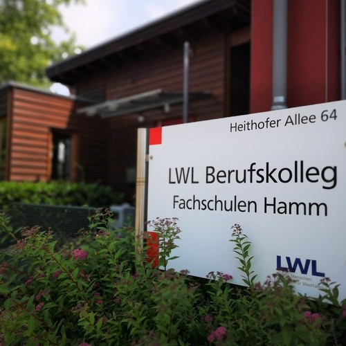 Das Foto zeigt den Eingang in das LWL Berufskolleg Fachschulen Hamm