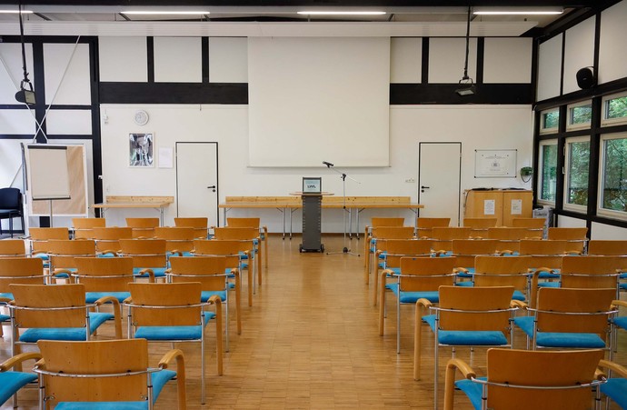 Das Foto zeigt einen Seminarraum.