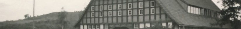 Foto des großen Fachwerkhauses mit Menschengruppe aus dem Jahr 1947