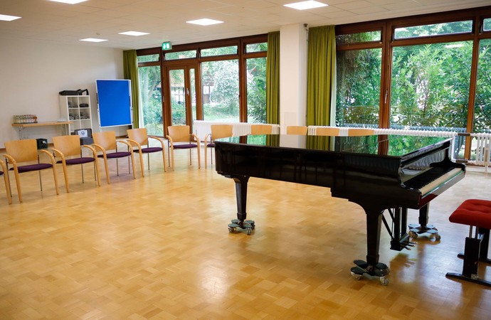 Das Foto zeigt einen Seminarraum.