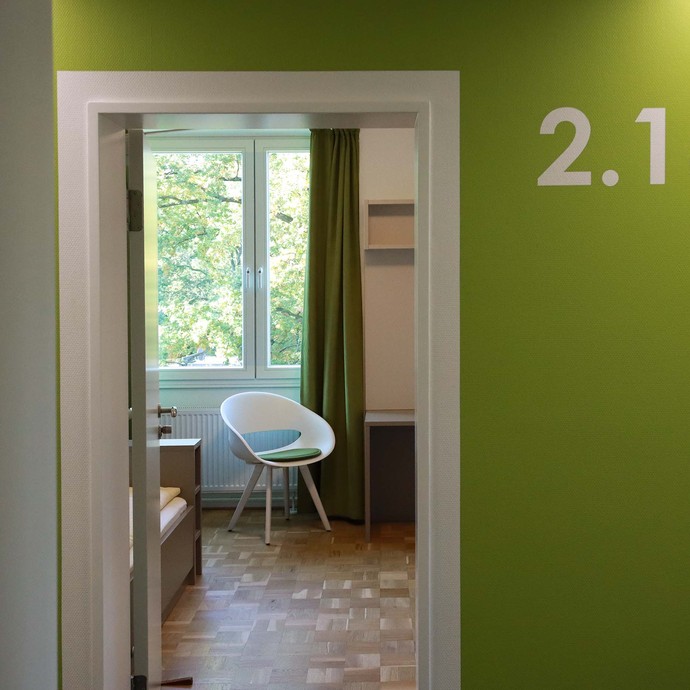 Foto: Blick aus dem Flur in ein Gästezimmer (vergrößerte Bildansicht wird geöffnet)